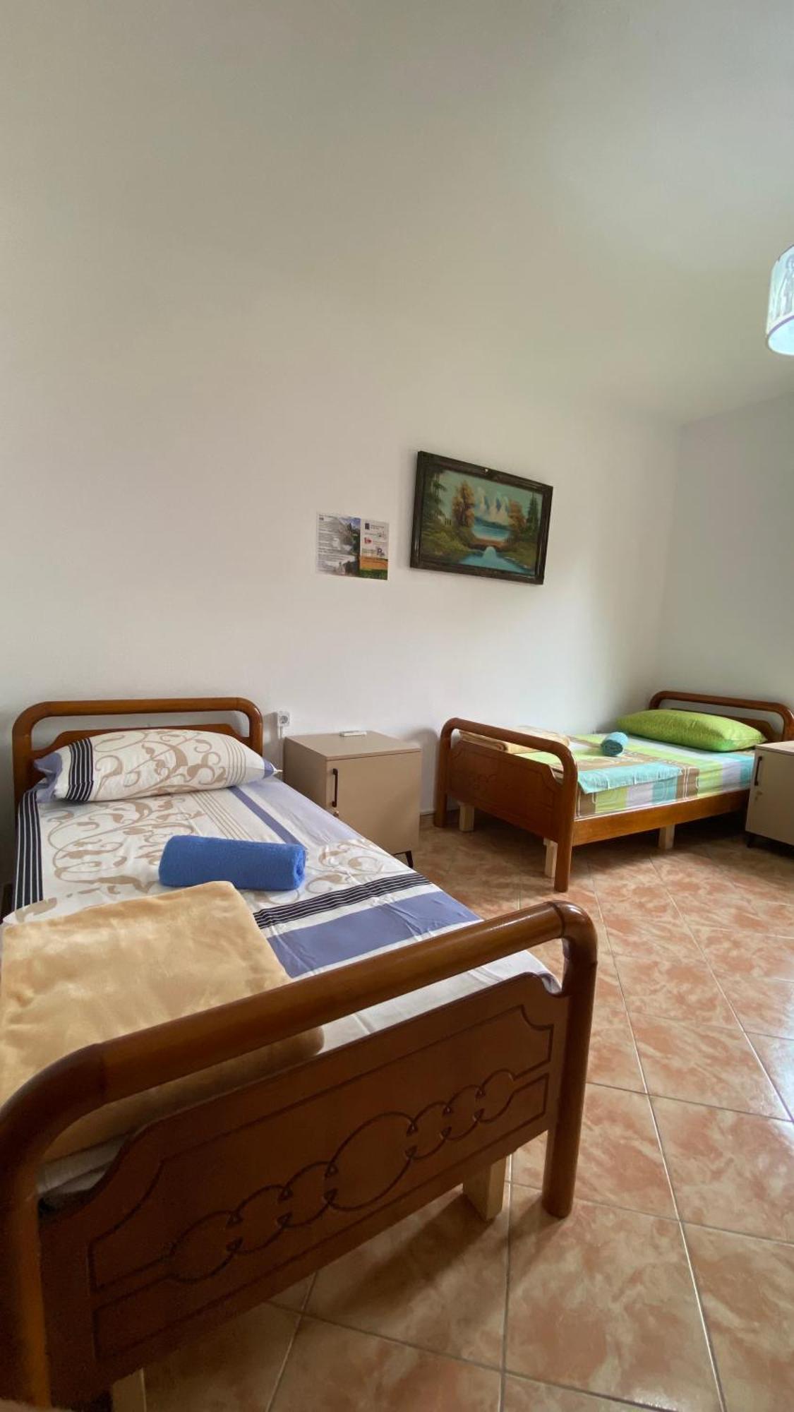 The Hood - Shkodra Backpackers Hostel Экстерьер фото